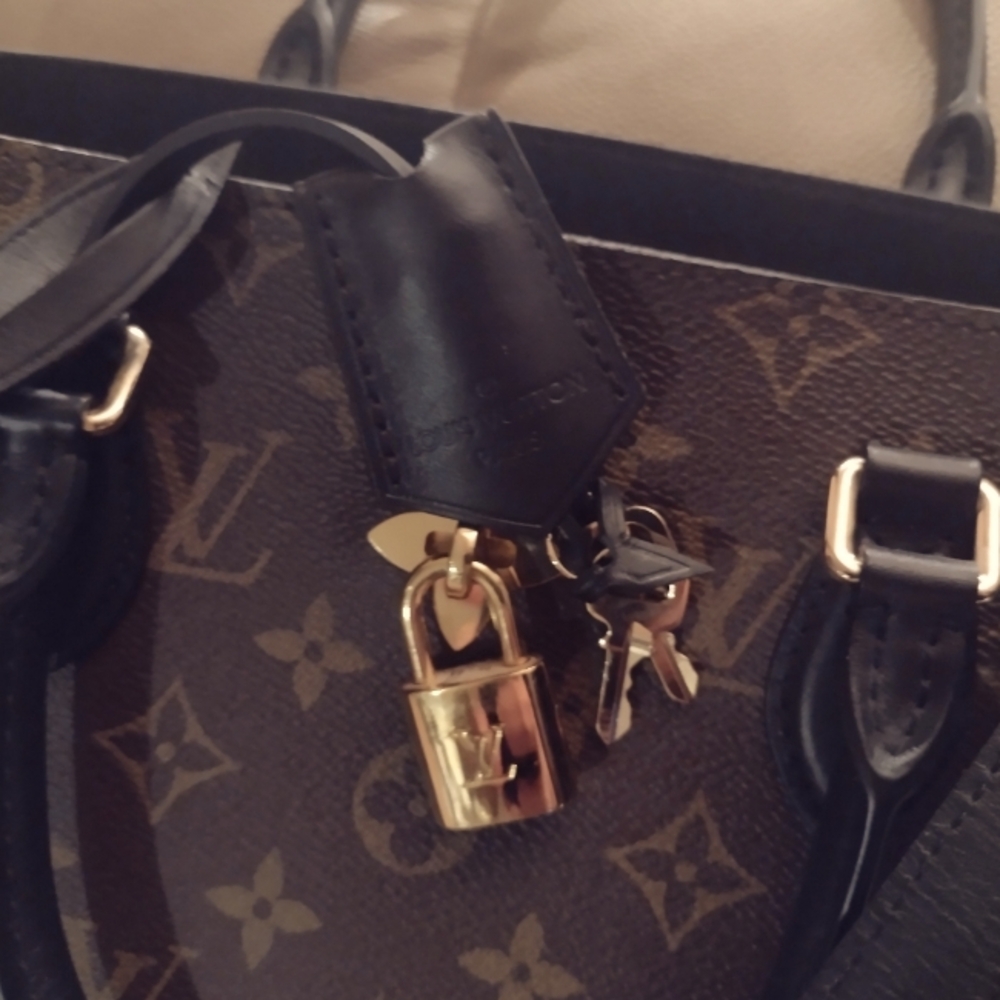 Authentic RARE & Retired Louis Vuitton Noir Flower Shoulder Bag🖤🤎 - Picture 10 of 16